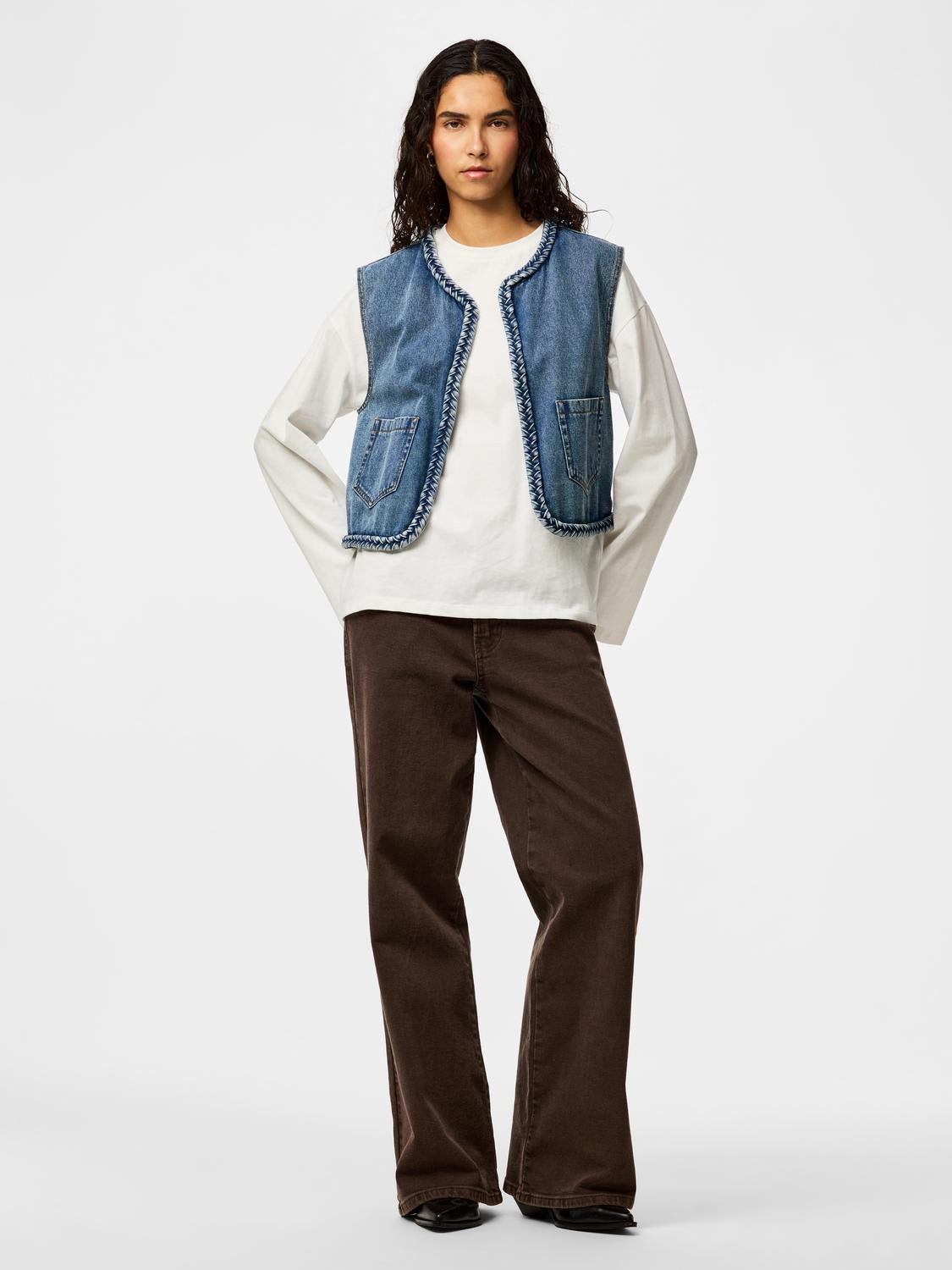 model_shot-front_full